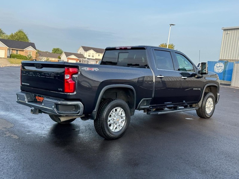 Chevrolet Silverado 2500HD Vehicle Full-screen Gallery Image 03