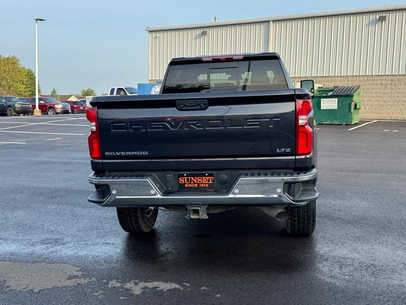Chevrolet Silverado 2500HD Vehicle Full-screen Gallery Image 04