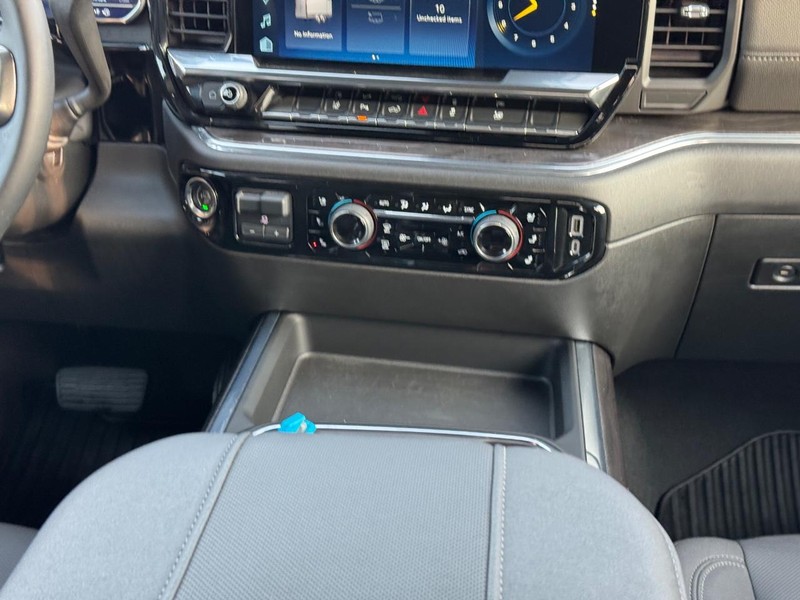 Chevrolet Silverado 2500HD Vehicle Full-screen Gallery Image 14