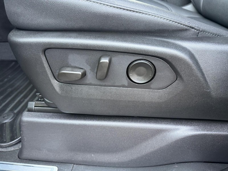 Chevrolet Silverado 2500HD Vehicle Full-screen Gallery Image 15