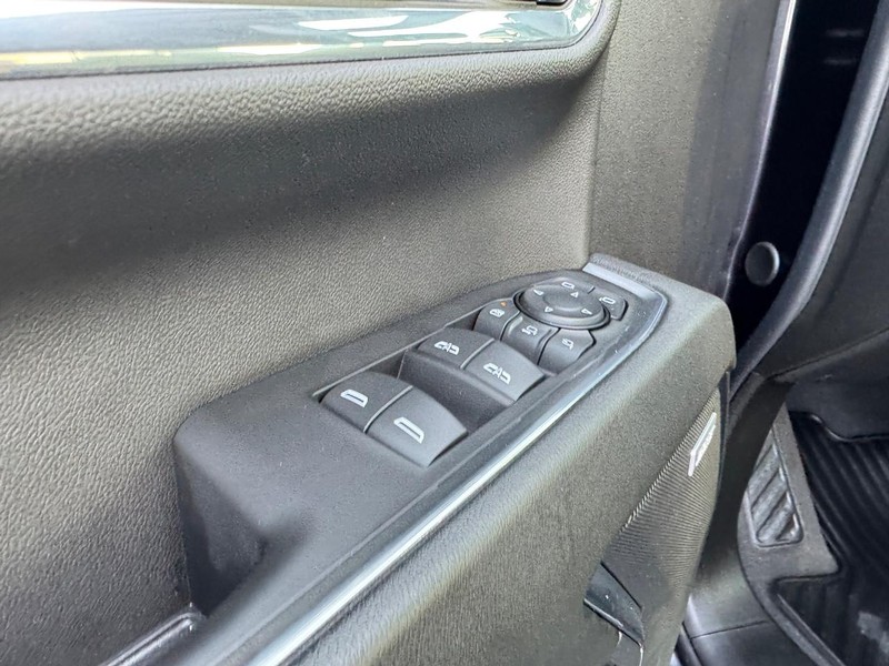 Chevrolet Silverado 2500HD Vehicle Full-screen Gallery Image 16