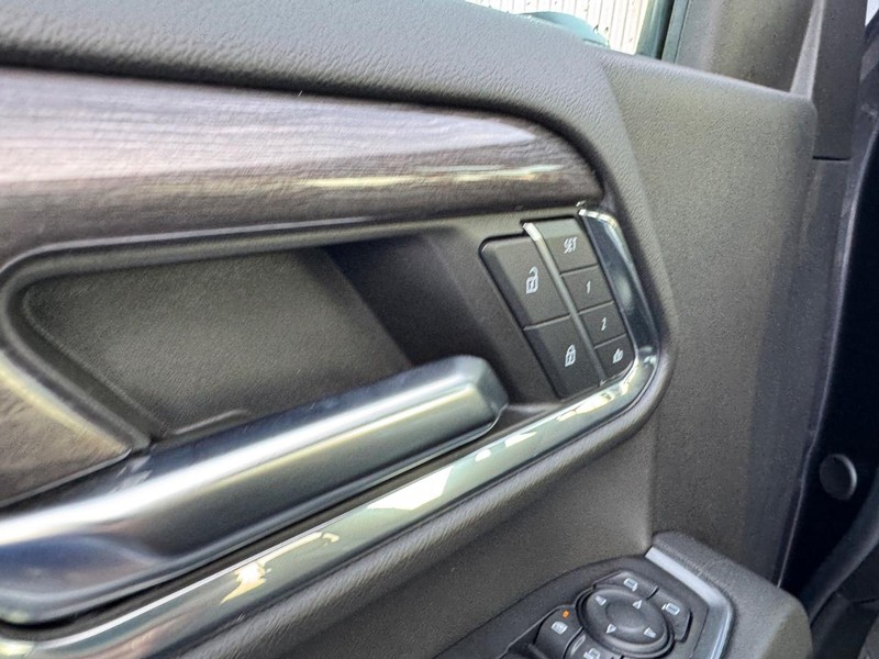 Chevrolet Silverado 2500HD Vehicle Full-screen Gallery Image 17