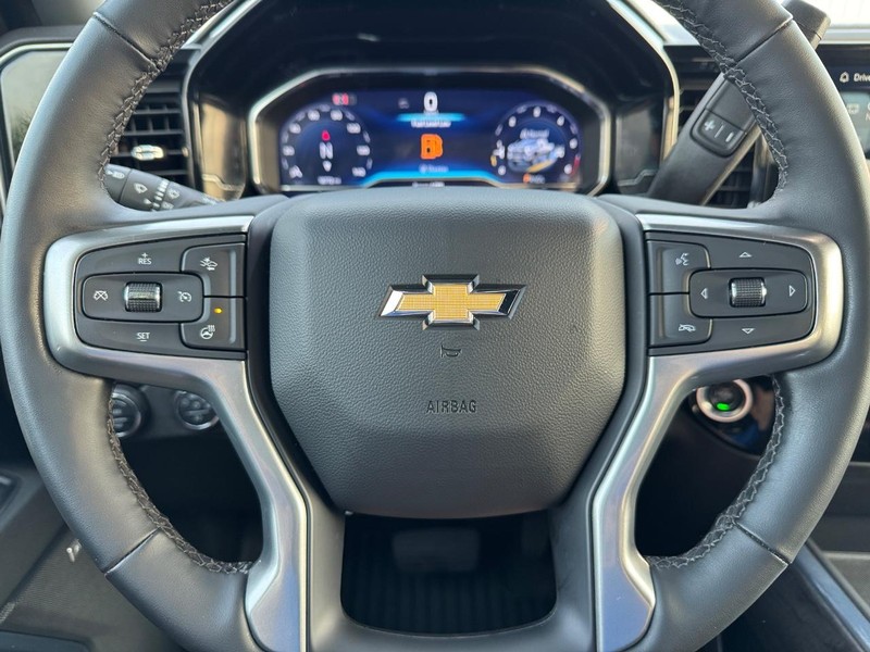 Chevrolet Silverado 2500HD Vehicle Full-screen Gallery Image 18