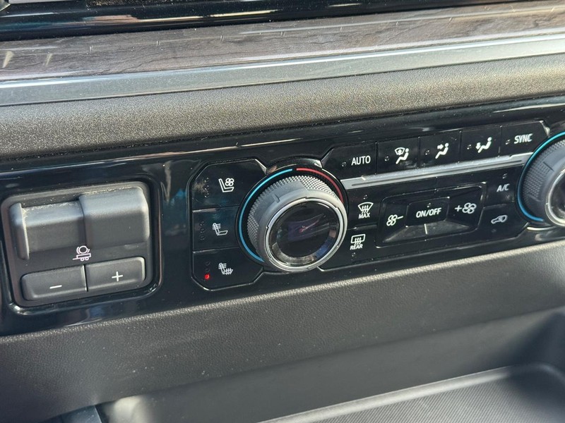 Chevrolet Silverado 2500HD Vehicle Full-screen Gallery Image 21