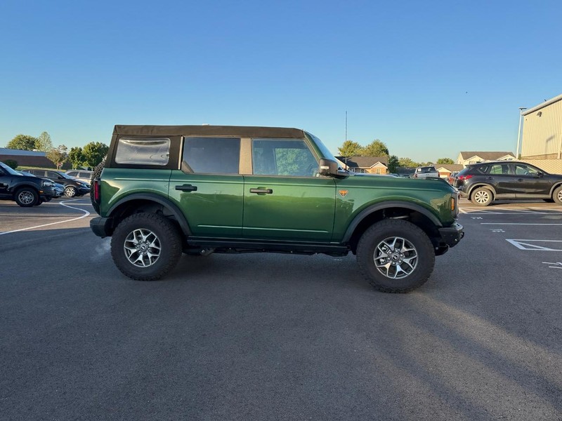 Ford Bronco Vehicle Full-screen Gallery Image 02