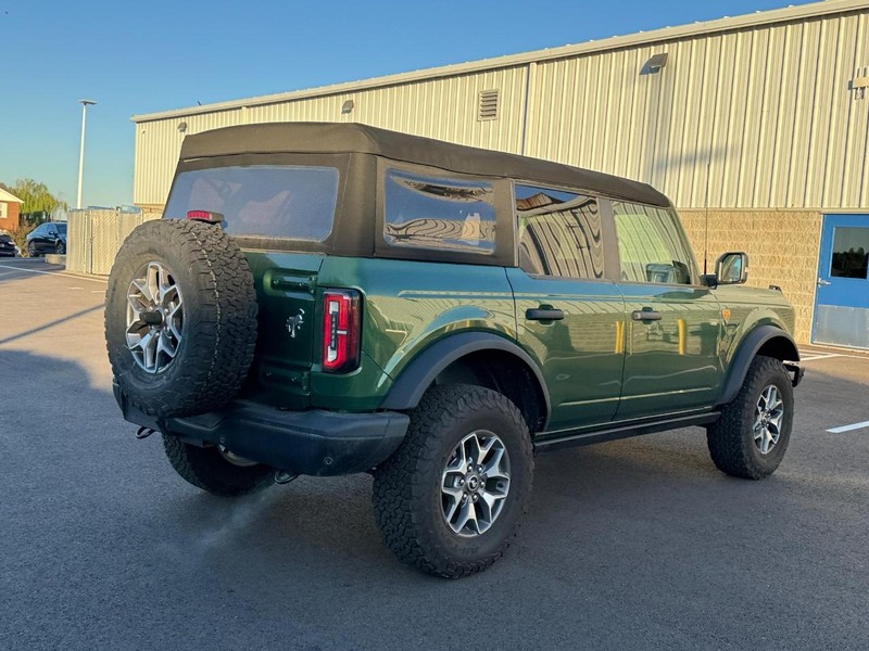 Ford Bronco Vehicle Full-screen Gallery Image 03