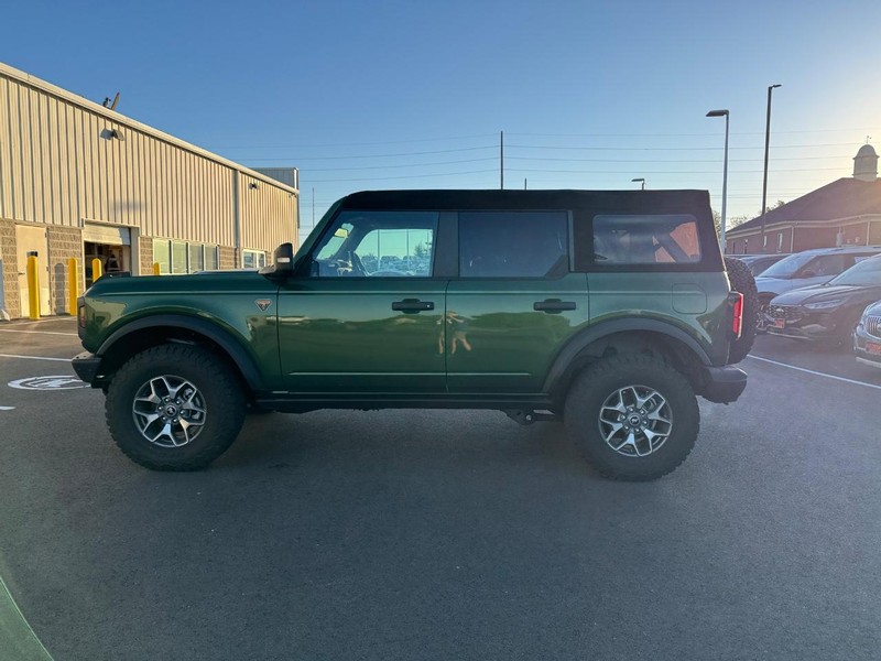 Ford Bronco Vehicle Full-screen Gallery Image 06