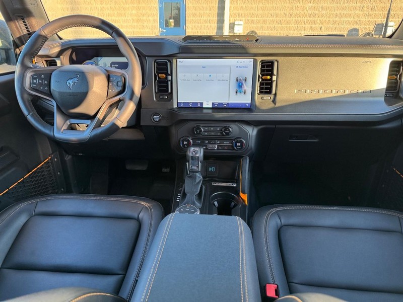 Ford Bronco Vehicle Full-screen Gallery Image 11