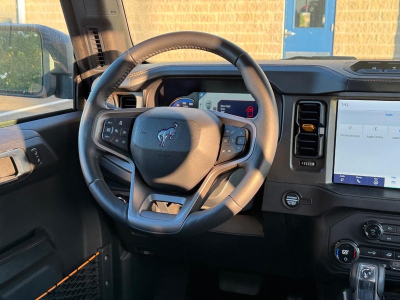 Ford Bronco Vehicle Full-screen Gallery Image 12