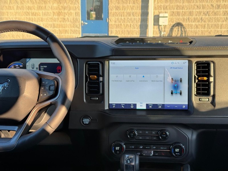 Ford Bronco Vehicle Full-screen Gallery Image 13