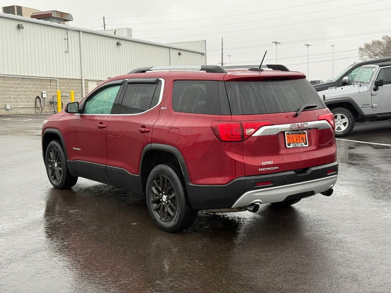 GMC Acadia Vehicle Full-screen Gallery Image 04