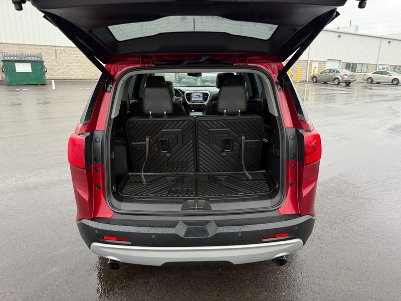 GMC Acadia Vehicle Full-screen Gallery Image 06