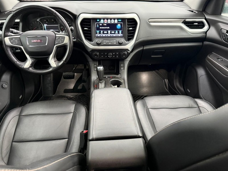 GMC Acadia Vehicle Full-screen Gallery Image 12