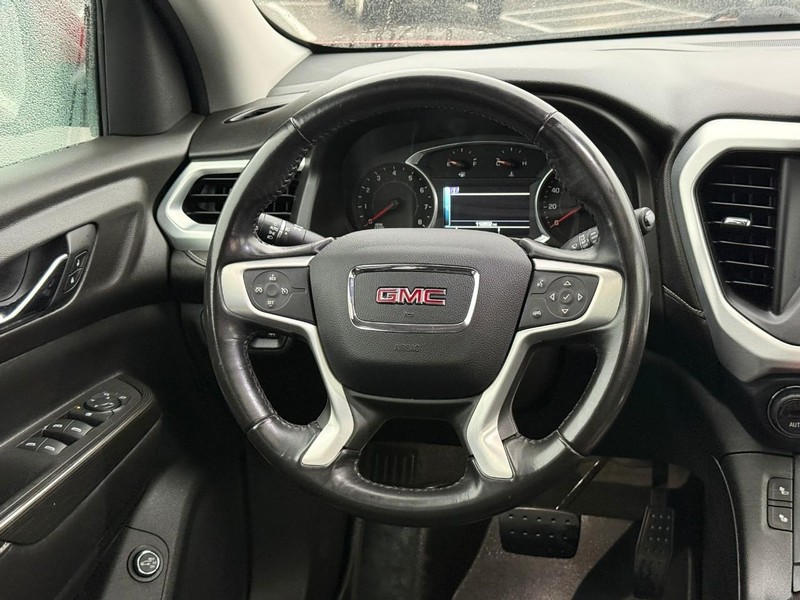 GMC Acadia Vehicle Full-screen Gallery Image 13