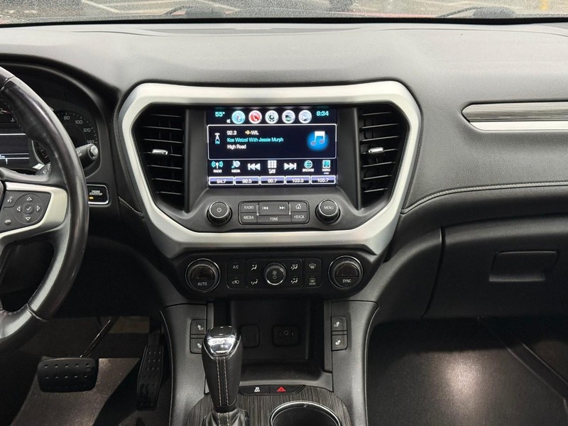 GMC Acadia Vehicle Full-screen Gallery Image 14