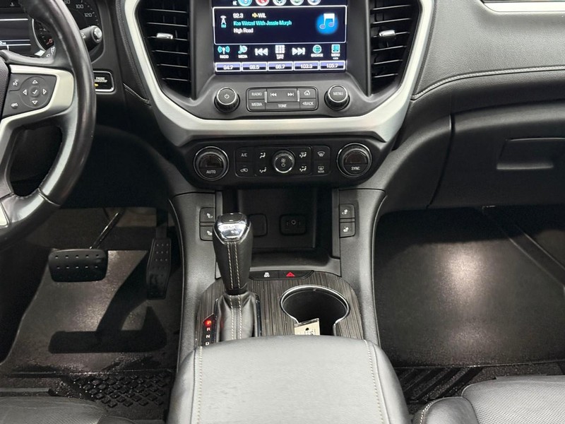 GMC Acadia Vehicle Full-screen Gallery Image 15