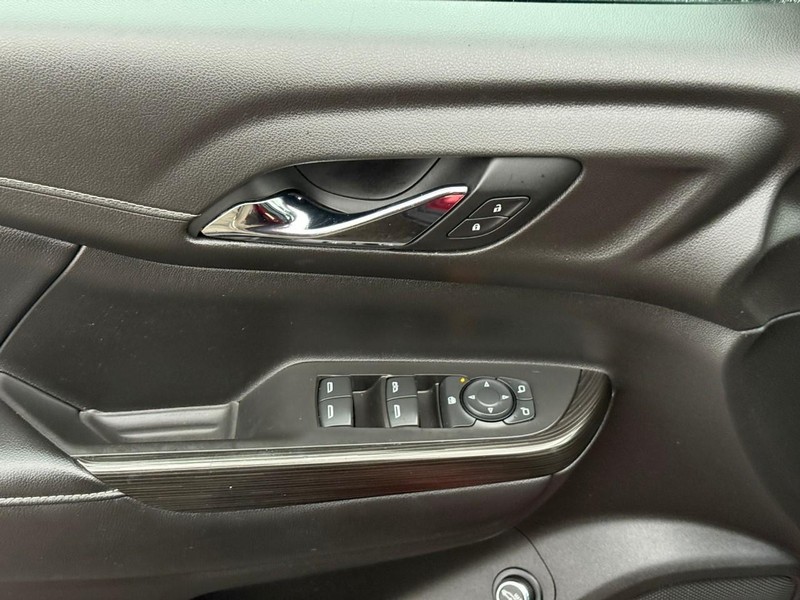 GMC Acadia Vehicle Full-screen Gallery Image 16