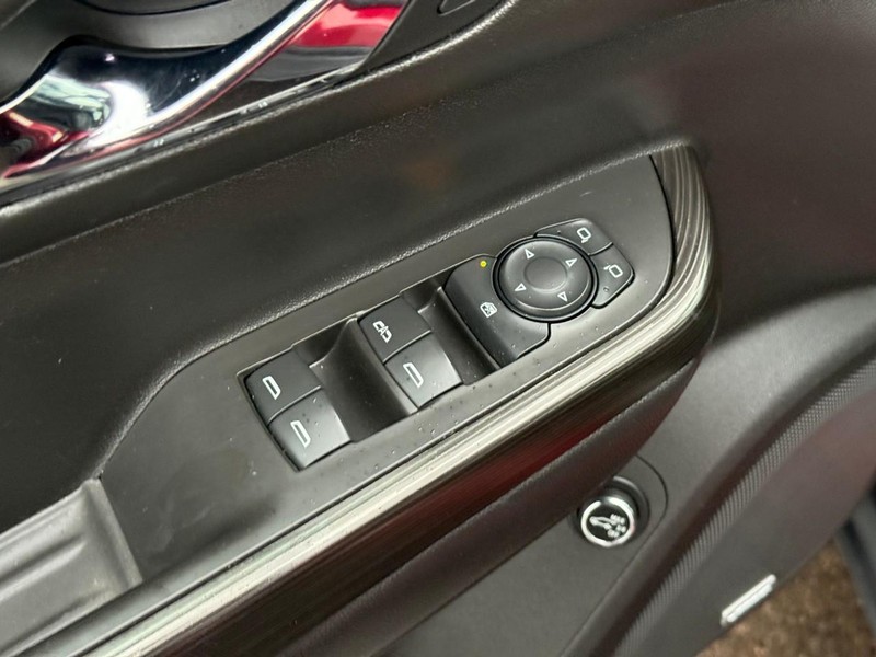 GMC Acadia Vehicle Full-screen Gallery Image 17