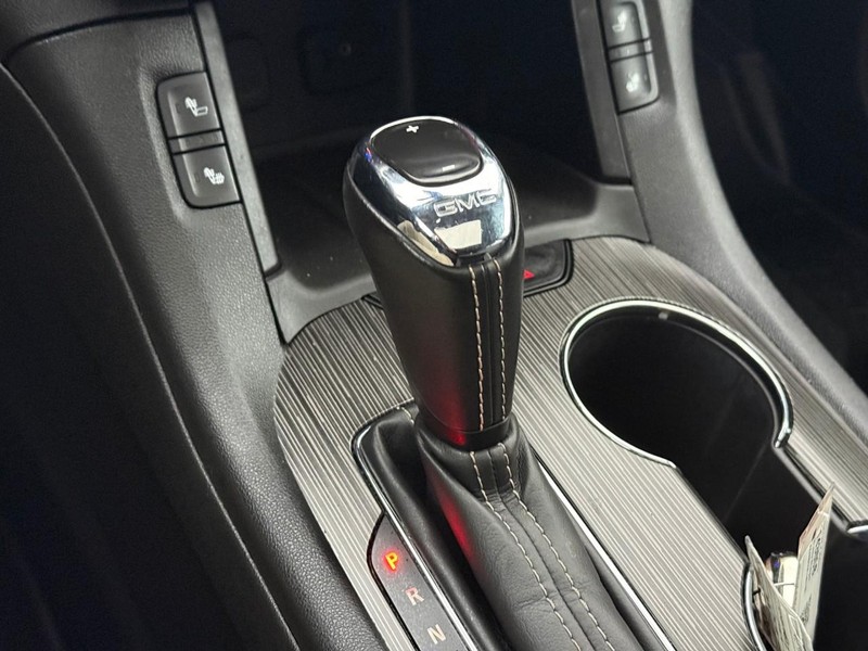 GMC Acadia Vehicle Full-screen Gallery Image 24