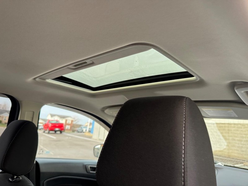 Ford EcoSport Vehicle Full-screen Gallery Image 11