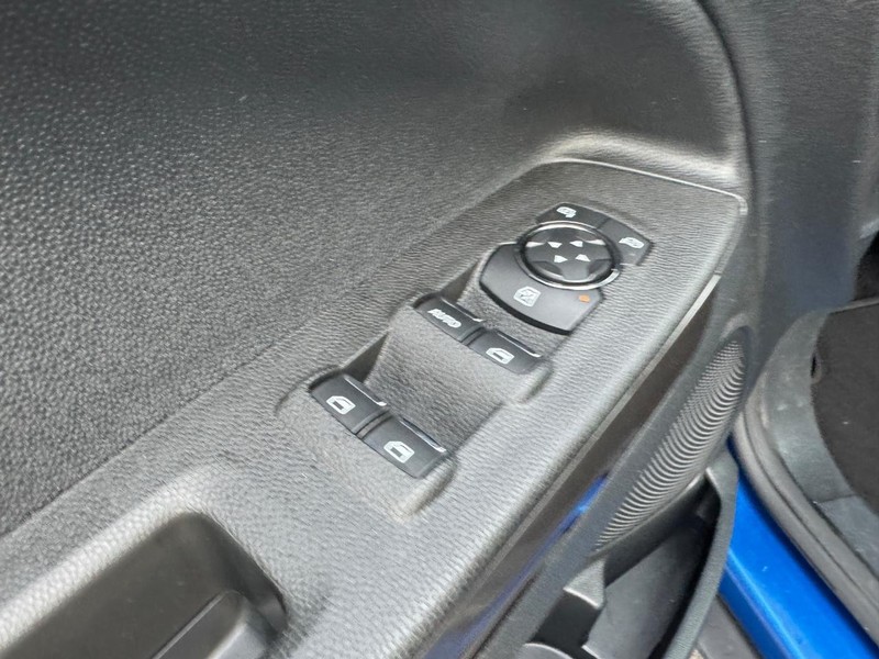 Ford EcoSport Vehicle Full-screen Gallery Image 17