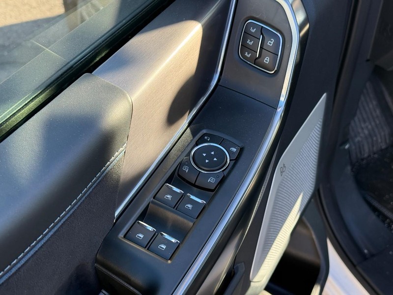 Ford F-150 Vehicle Full-screen Gallery Image 14