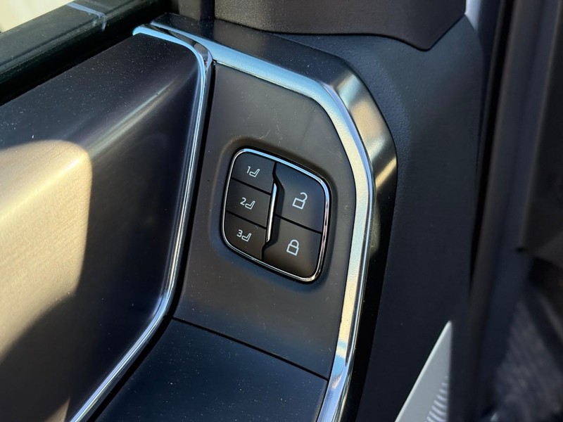 Ford F-150 Vehicle Full-screen Gallery Image 15