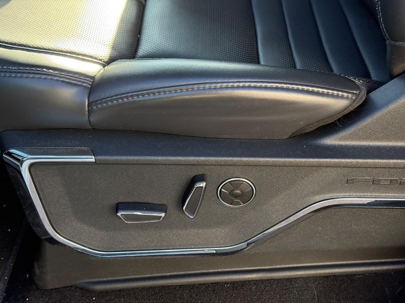 Ford F-150 Vehicle Full-screen Gallery Image 17