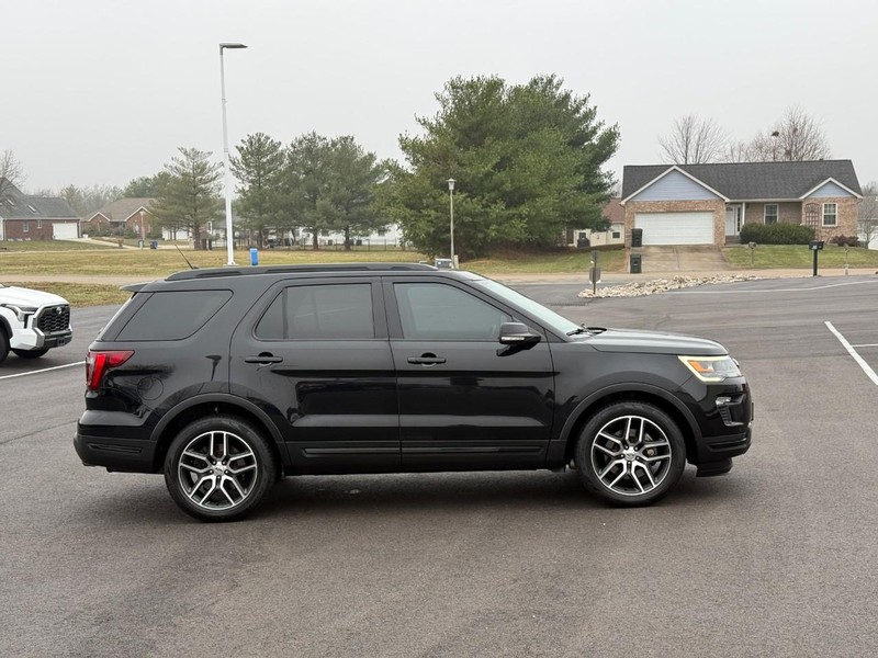 Ford Explorer Vehicle Full-screen Gallery Image 02