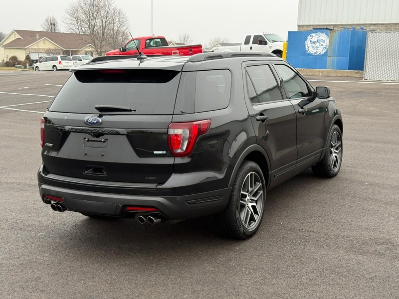 Ford Explorer Vehicle Full-screen Gallery Image 03