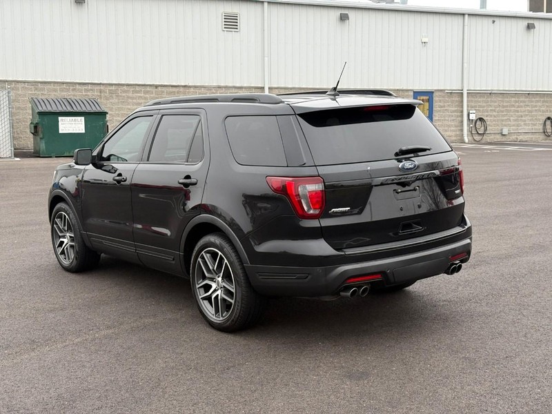 Ford Explorer Vehicle Full-screen Gallery Image 04