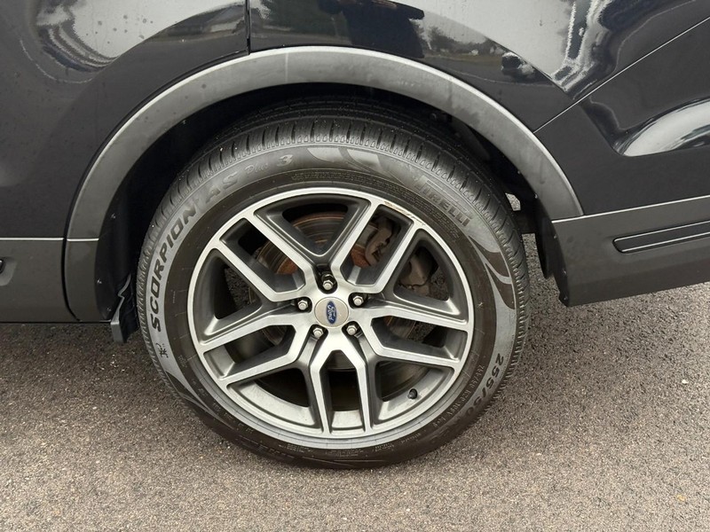 Ford Explorer Vehicle Full-screen Gallery Image 05