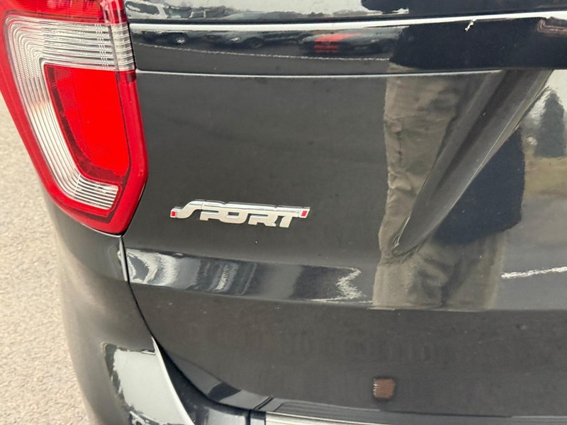 Ford Explorer Vehicle Full-screen Gallery Image 06