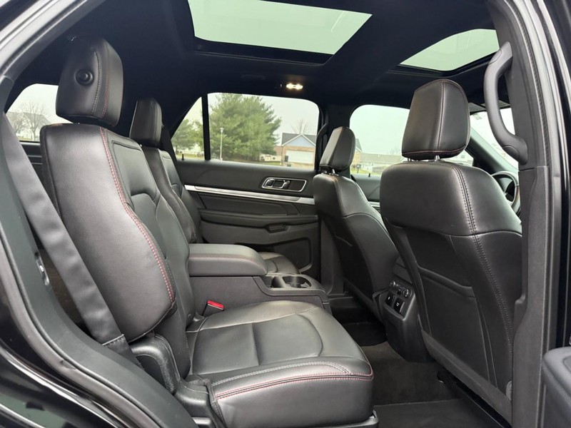 Ford Explorer Vehicle Full-screen Gallery Image 11