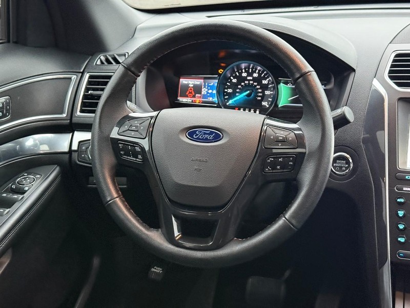 Ford Explorer Vehicle Full-screen Gallery Image 13