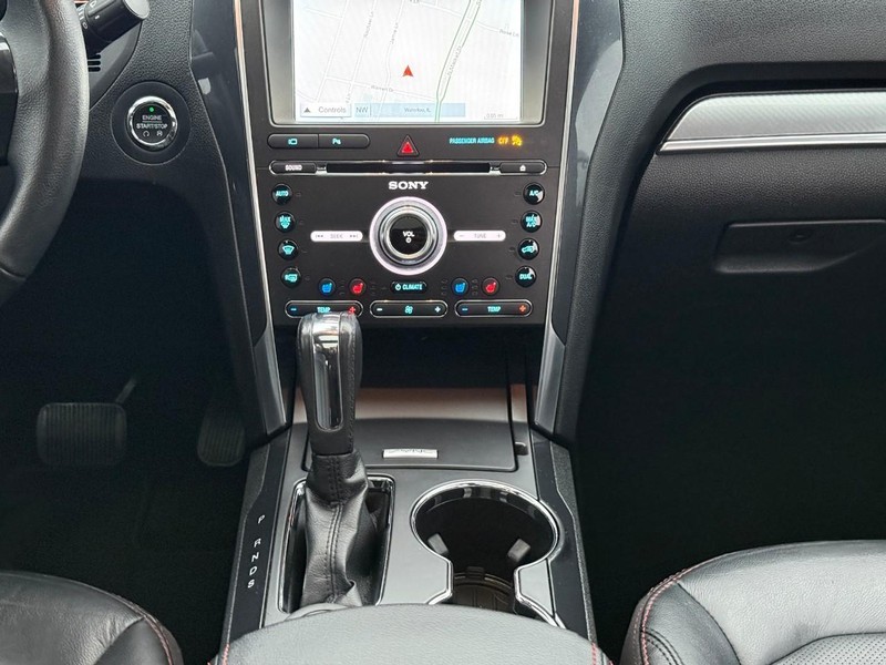 Ford Explorer Vehicle Full-screen Gallery Image 15