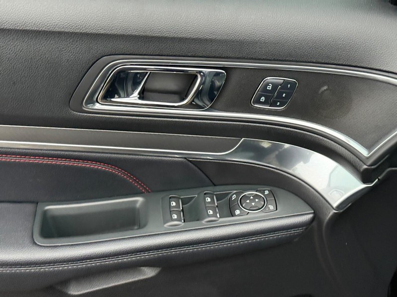 Ford Explorer Vehicle Full-screen Gallery Image 16