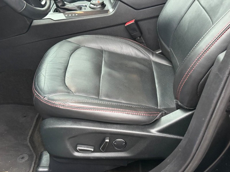 Ford Explorer Vehicle Full-screen Gallery Image 18