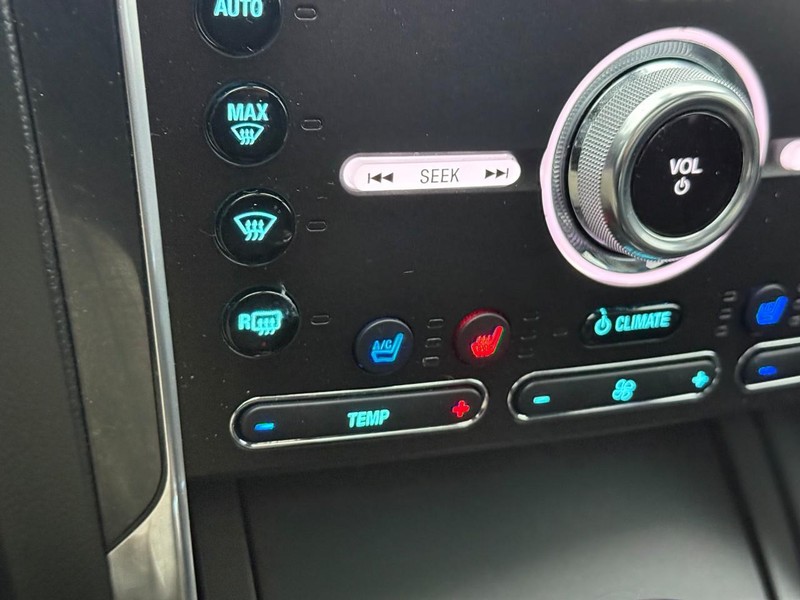 Ford Explorer Vehicle Full-screen Gallery Image 19