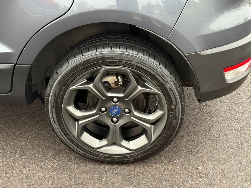 Ford EcoSport Vehicle Full-screen Gallery Image 05