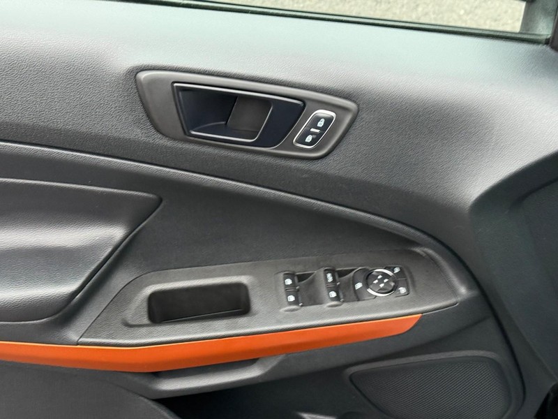 Ford EcoSport Vehicle Full-screen Gallery Image 16
