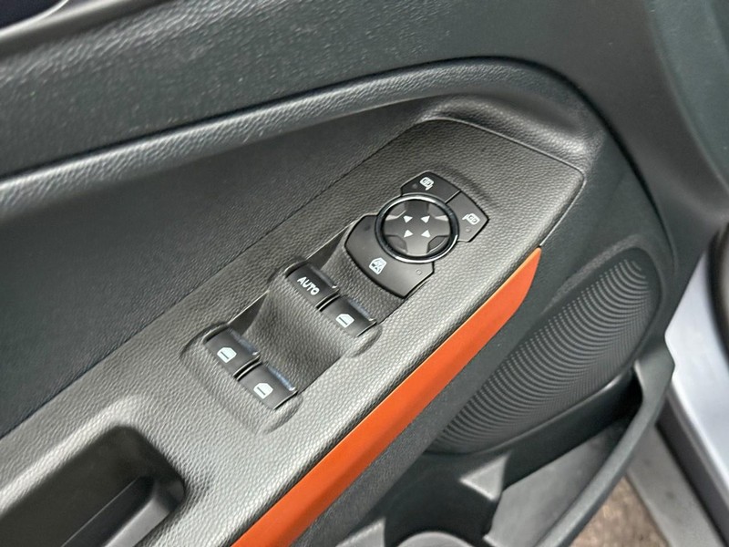 Ford EcoSport Vehicle Full-screen Gallery Image 17