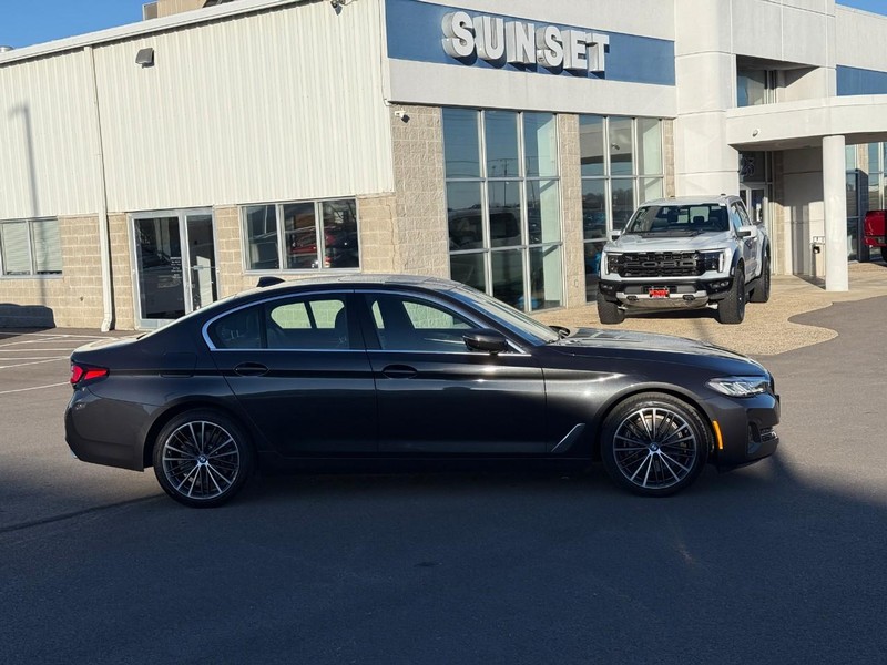 BMW 5 Series Vehicle Full-screen Gallery Image 02