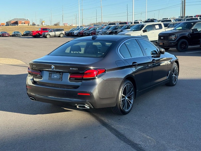 BMW 5 Series Vehicle Full-screen Gallery Image 03