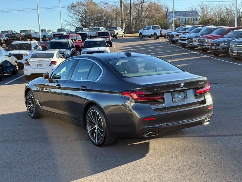 BMW 5 Series Vehicle Full-screen Gallery Image 04