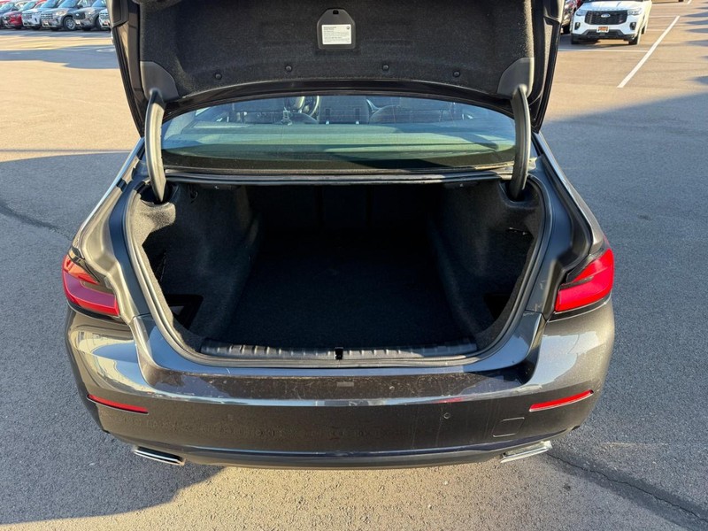 BMW 5 Series Vehicle Full-screen Gallery Image 06