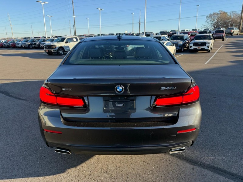 BMW 5 Series Vehicle Full-screen Gallery Image 07