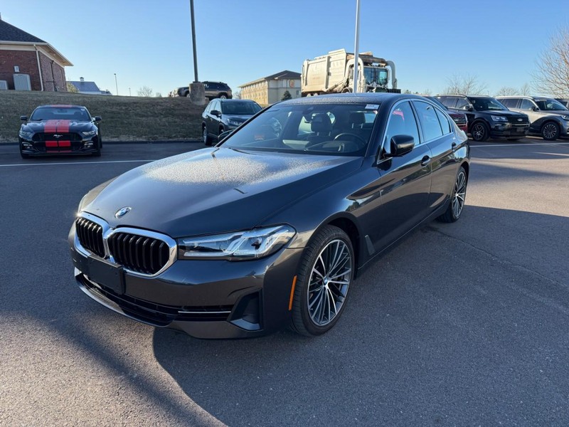 BMW 5 Series Vehicle Full-screen Gallery Image 08