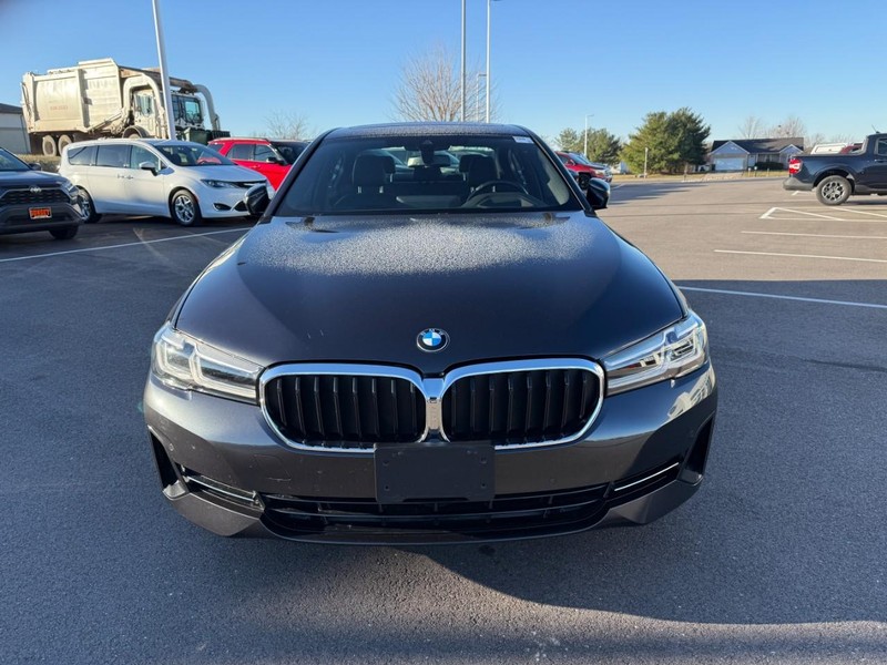 BMW 5 Series Vehicle Full-screen Gallery Image 09