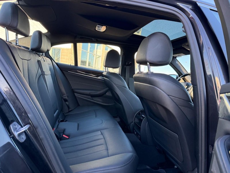 BMW 5 Series Vehicle Full-screen Gallery Image 10